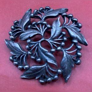Vintage Women’s Brooch Pewter Tone Berries Leaves 2”